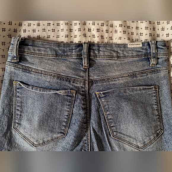 🎉3/$25🎉 LIGHT Almost Famous Jeans - Picture 2 of 5